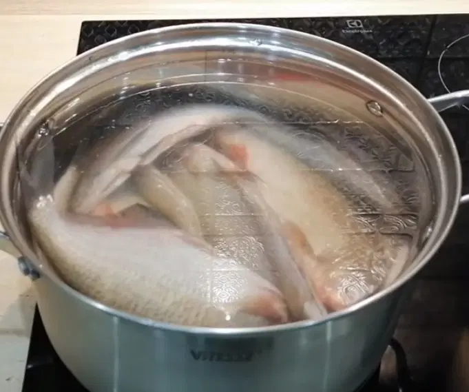 Уха из свежей речной рыбы — шаг 2