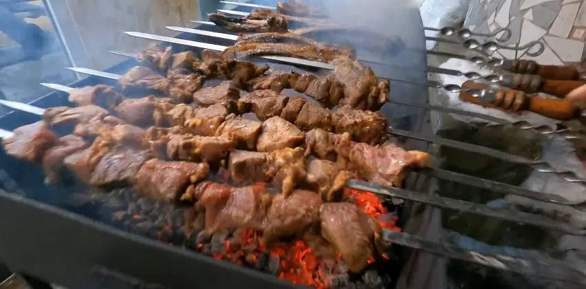 Шашлык из дикого кабана на мангале