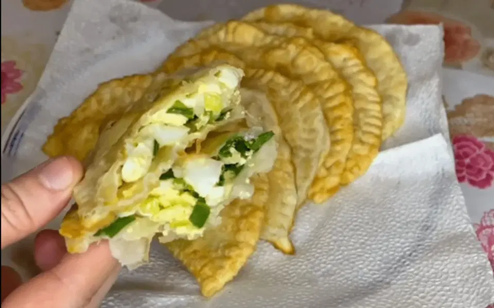 Чебуреки с яйцом и зеленым луком — шаг 5