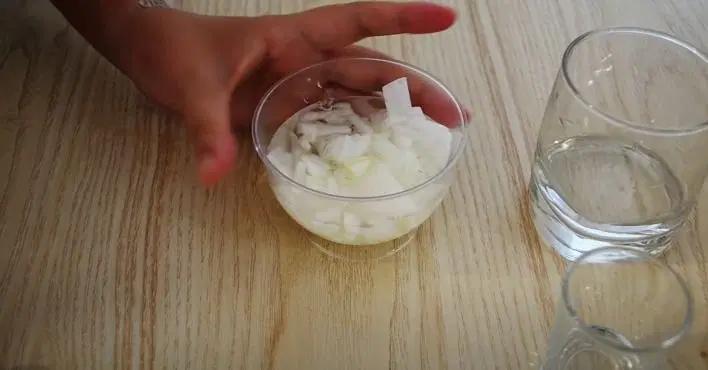 Слоеный салат с тунцом и сыром — шаг 2