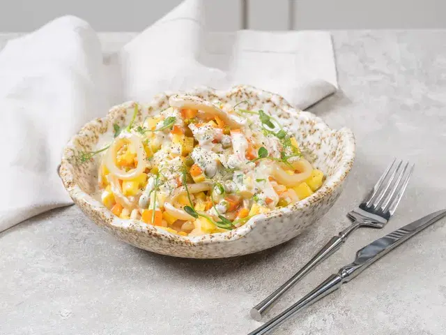Салат Оливье с кальмарами