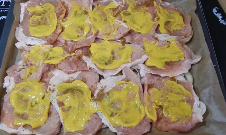 Свинина по-французски с сыром и луком — шаг 2
