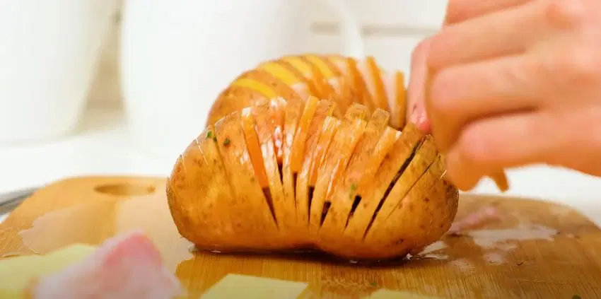 Картошка-гармошка с чесноком и укропом в духовке — шаг 7
