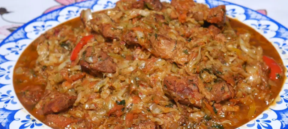 Бигус из свежей капусты с мясом в казане — шаг 11