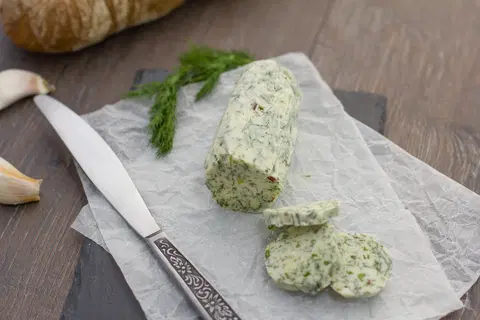 Сливочное масло с чесноком и зеленью