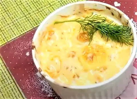 Яйца кокот с сыром и сметаной