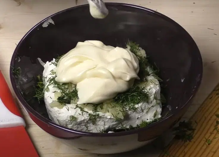 Творожная закуска с чесноком — шаг 3