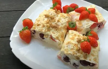 Творожно-ягодный рулет из лаваша
