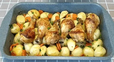 Куриные голени с картошкой в духовке