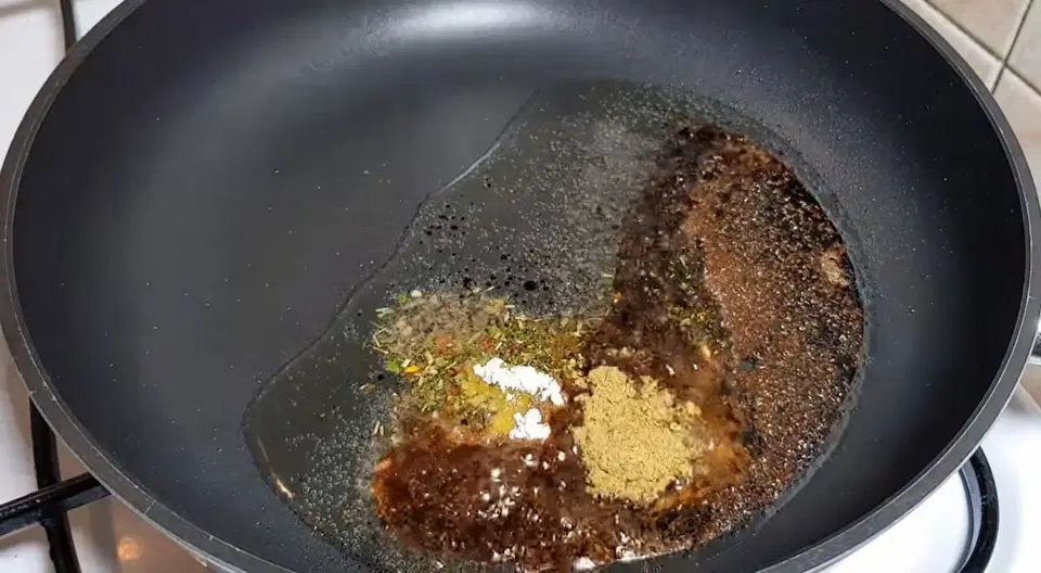 Жареные грибы с чесноком, петрушкой и лимонным соком — шаг 1