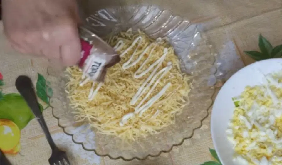 Шпротный салат с сыром — шаг 1