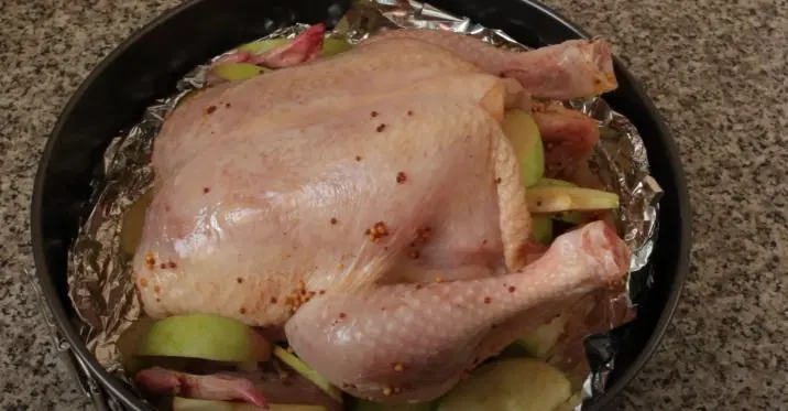 Курица с яблоками в медово-горчичном маринаде — шаг 7