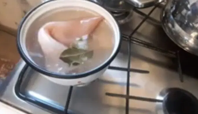 Салат с кальмарами и ананасом — шаг 2