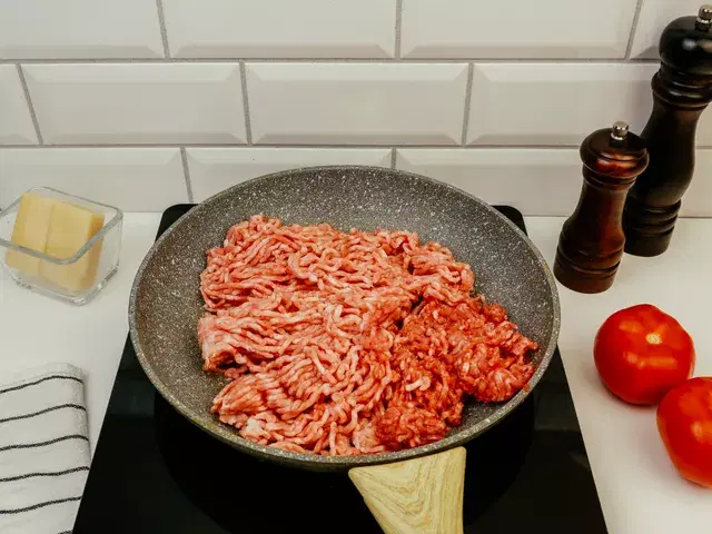 Картофельная запеканка на сковороде с фаршем — шаг 4