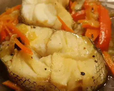 Макрурус тушеный с луком и морковью