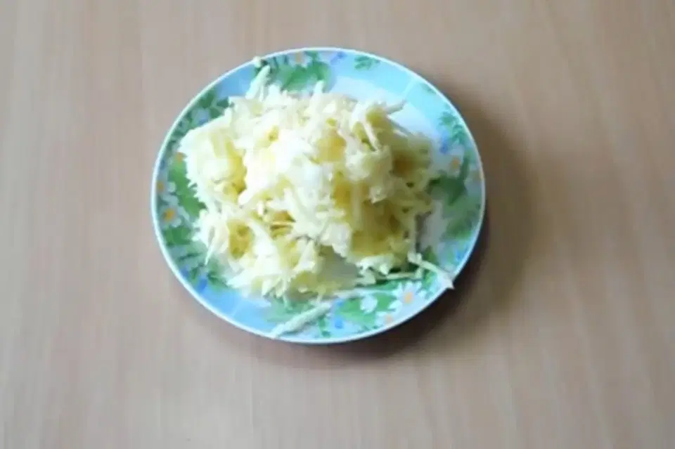 Салат с яблоками, морковью, яйцами и сыром — шаг 2