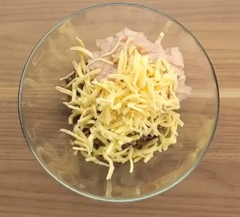 Яичные блинчики с курицей и грибами — шаг 5