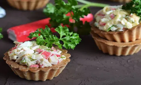 Тарталетки с крабовыми палочками и сыром