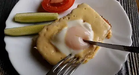 Яичница в хлебе, с сыром и помидором