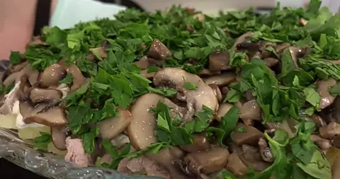 Салат с грибами и мясом