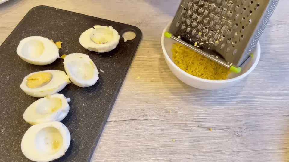 Салат с черносливом и курицей — шаг 6