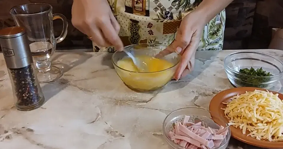 Омлет с ветчиной и сыром — шаг 3