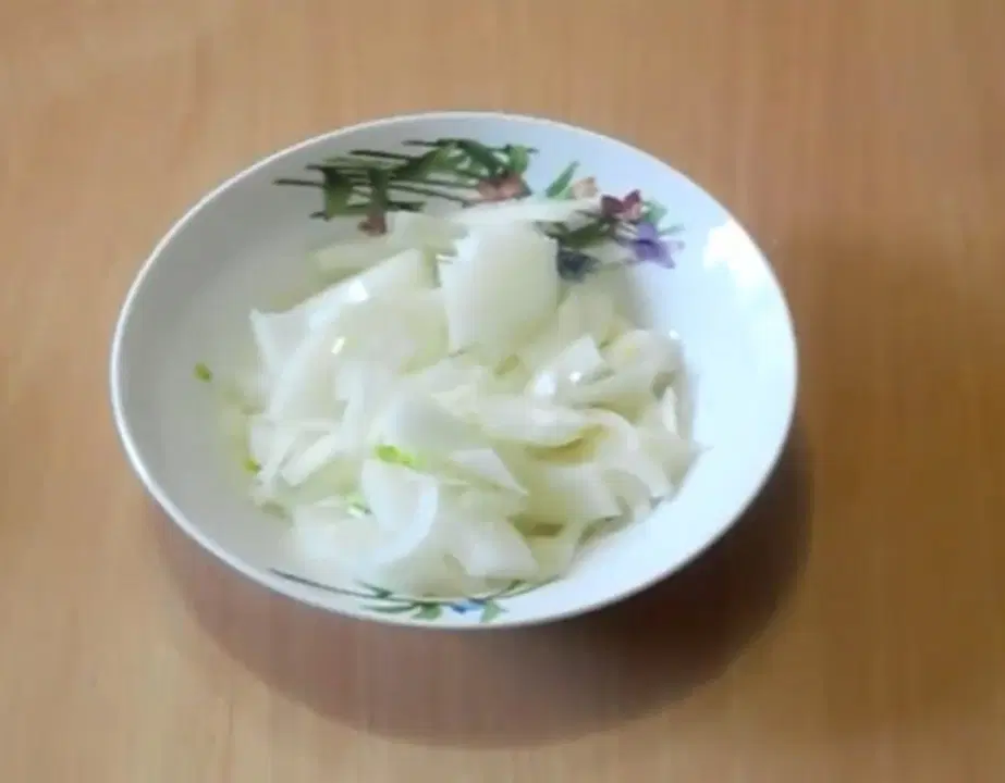 Салат с яблоками, морковью, яйцами и сыром — шаг 1
