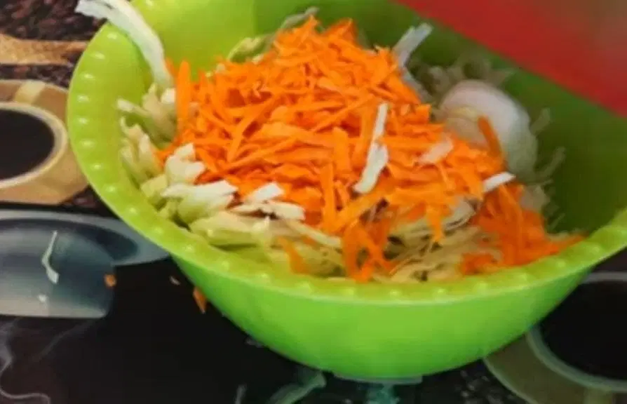 Витаминный салат с морковью и капустой — шаг 2