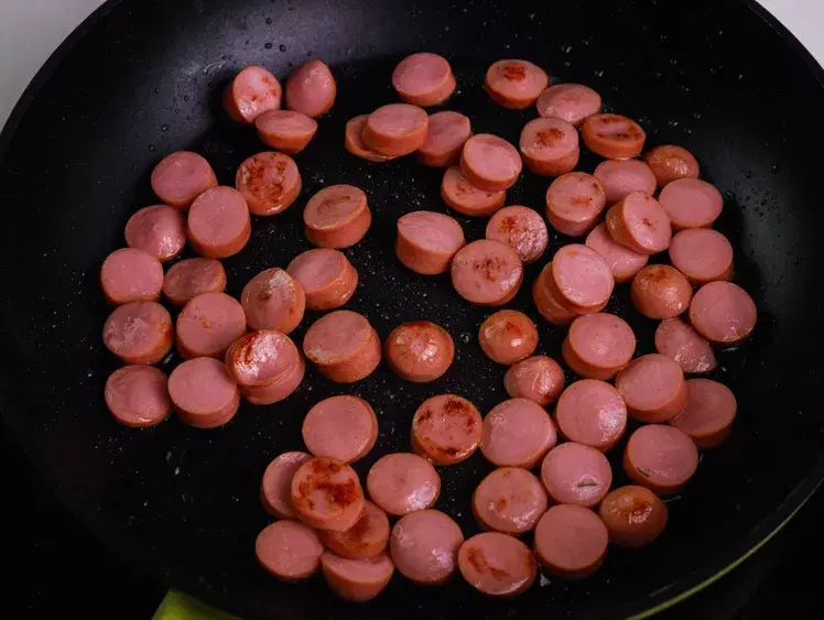 Рагу с сосисками и капустой — шаг 7