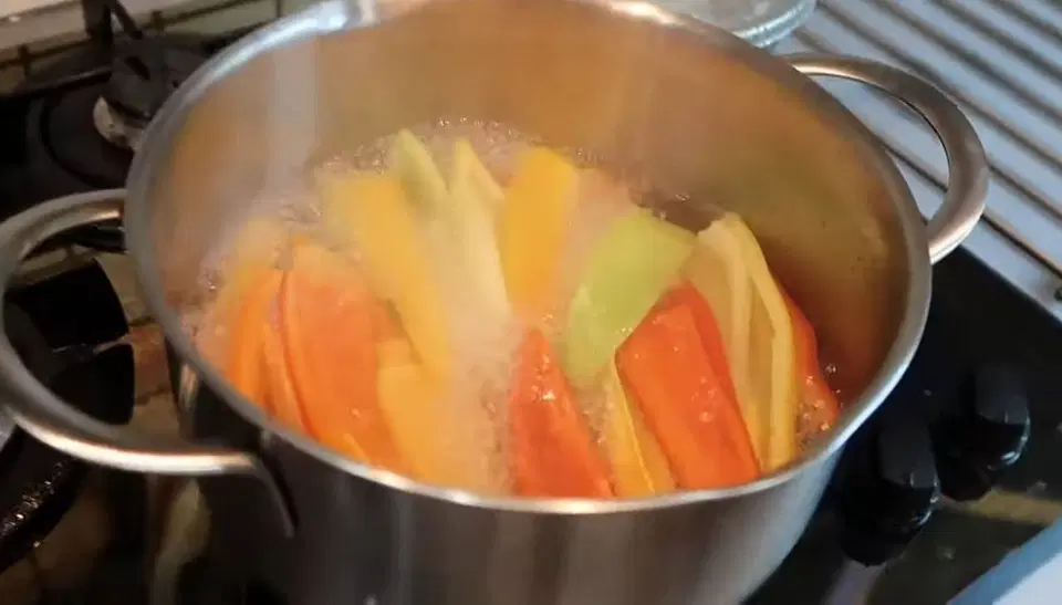 Маринованный сладкий перец с чесноком и зеленью — шаг 3