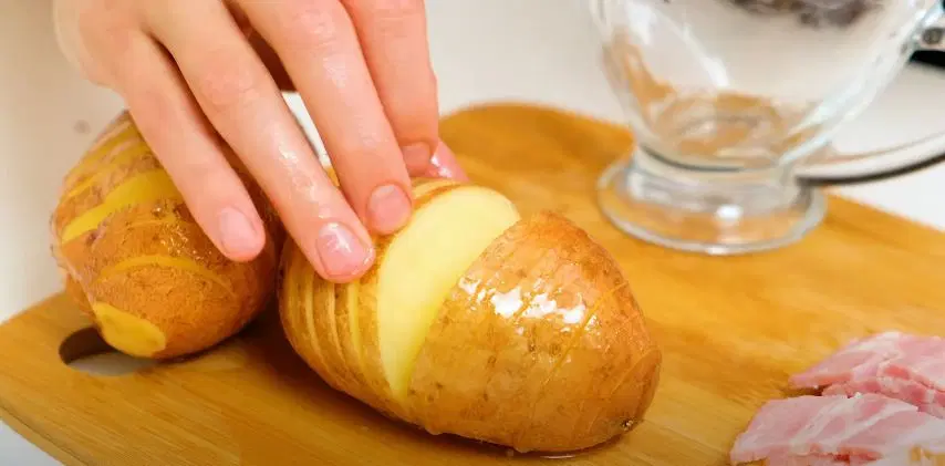 Картошка-гармошка с чесноком и укропом в духовке — шаг 5