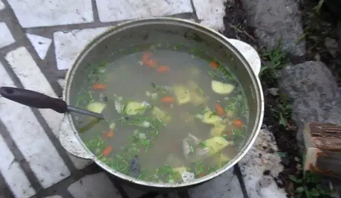 Уха на костре в казане