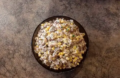 Салат со шпротами и сухариками