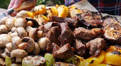 Мягкий и сочный шашлык из говядины на мангале