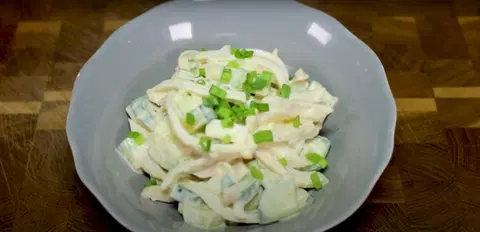 Салат с кальмарами и яйцом и огурцом