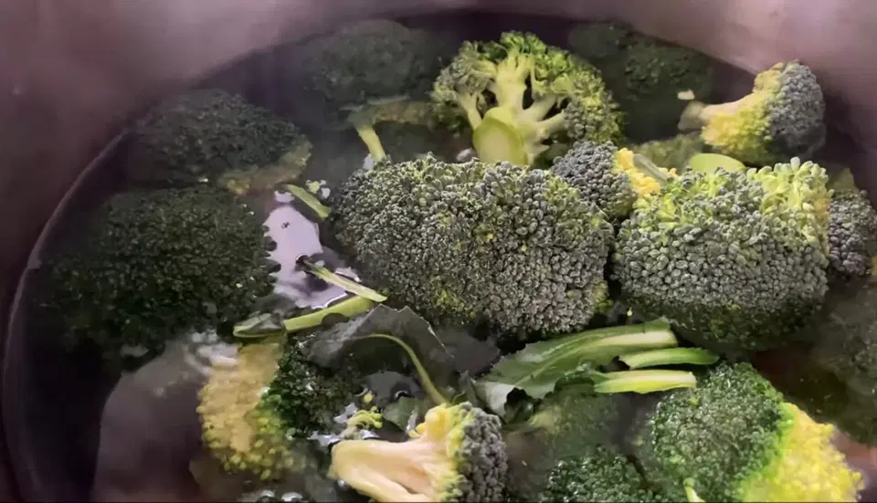 Брокколи, запеченная в духовке, с яйцами и травами — шаг 2