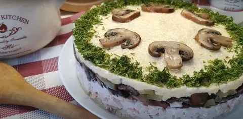 Слоеный салат с копченой курицей, отварным картофелем и грибами