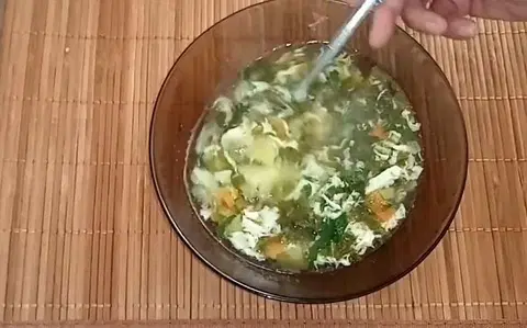 Легкий суп со щавелем и яйцом