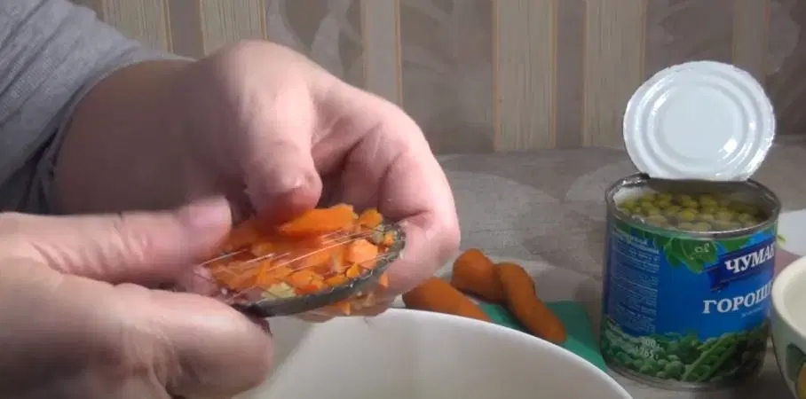 Салат Оливье с отварной рыбой — шаг 4