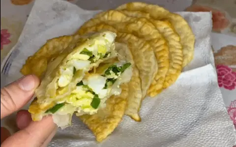 Чебуреки с яйцом и зеленым луком