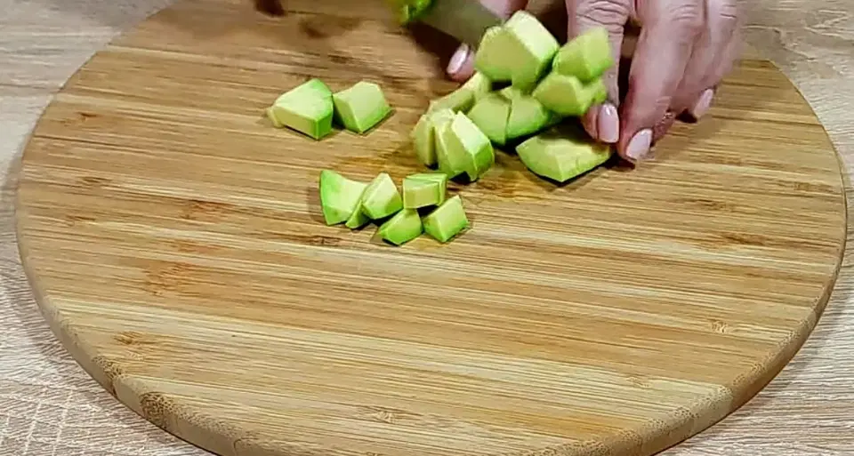 Салат с креветками и авокадо — шаг 3