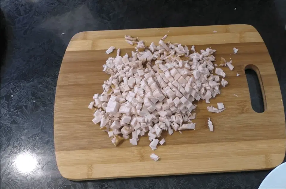 Салат Ананас с курицей и сыром — шаг 3