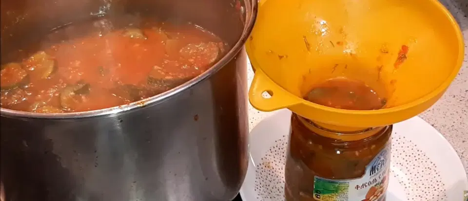 Лечо из огурцов с зеленью и чесноком — шаг 6