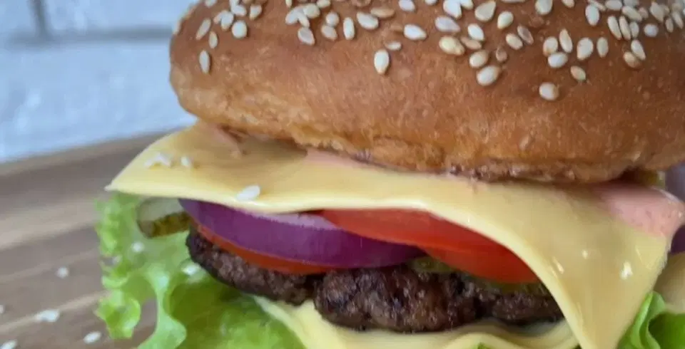 Домашние гамбургеры с маринованными огурцами — шаг 7