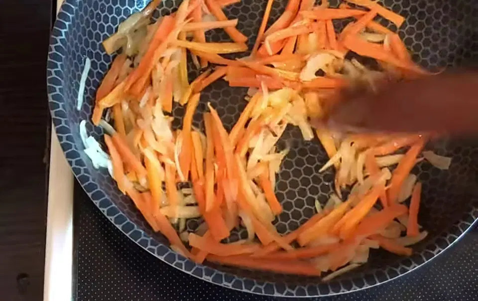 Салат с фунчозой и морепродуктами — шаг 3