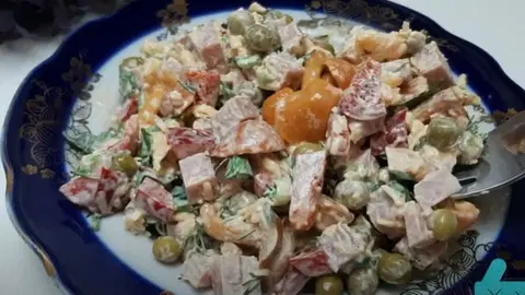 Салат с маринованными опятами и ветчиной