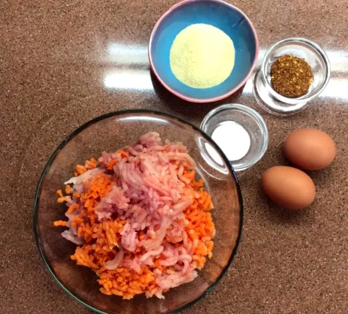 Диетические куриные котлеты с морковью — шаг 1