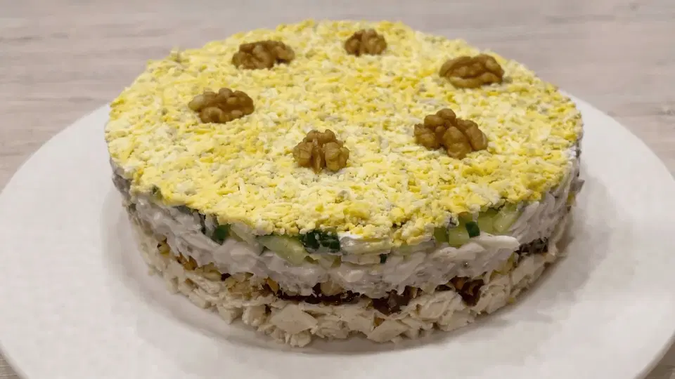 Салат с черносливом и курицей