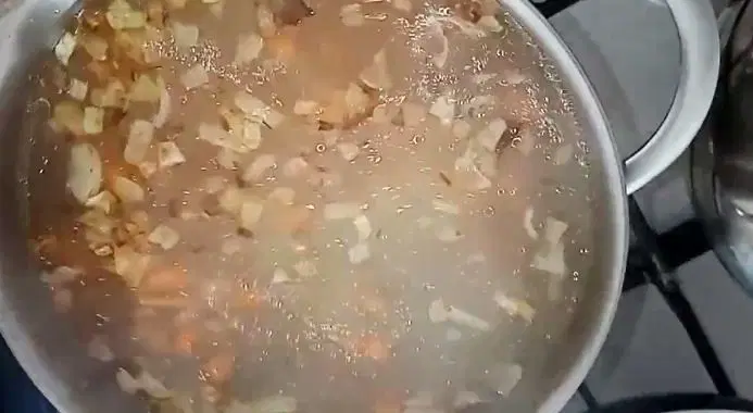 Легкий суп со щавелем и яйцом — шаг 4
