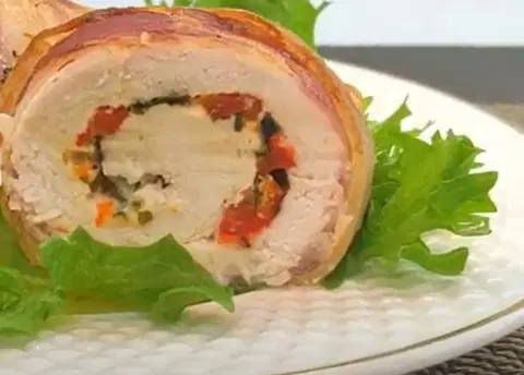 Куриные рулетики в беконе с сыром